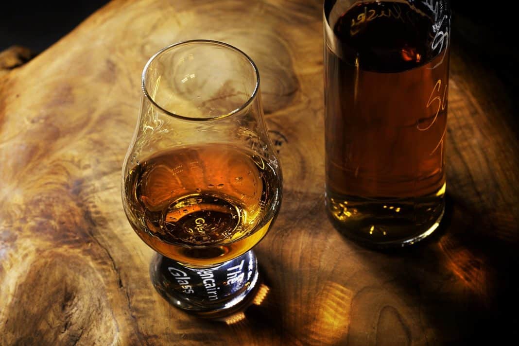 Neues Whiskykonzept hebt natürliches Farbspektrum der Whiskys hervor
