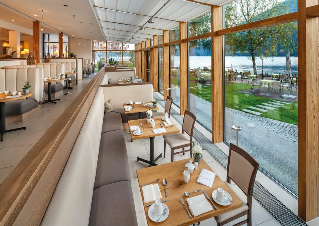 Restaurant Fürstenhaus am Achensee mit Blick auf den Seerant laurentius panoramablick achensee seeterrasse ©360 grad team