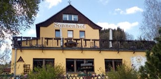 75 Jahre altes Hotel Sonnenhof in Hinterhermsdorf fordert Gäste auf
