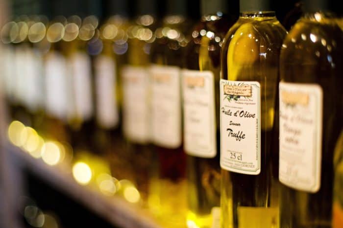 Es gibt die Qualitätsstufen natives Olivenöl fein, mittelfein und rein.