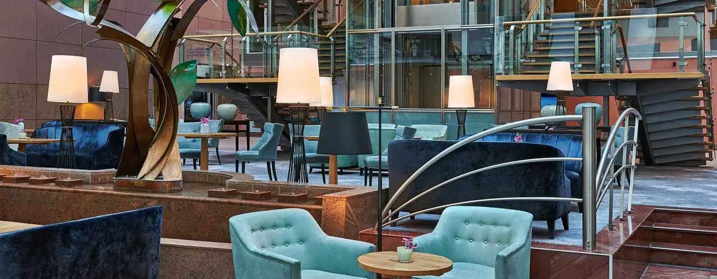 Modernisierte „Vista Bar & Lounge" im Hilton Frankfurt City Centre