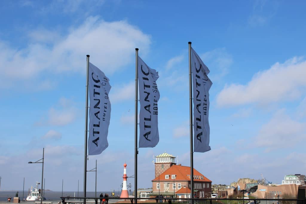 Flaggen vor dem Hotel Bremerhaven