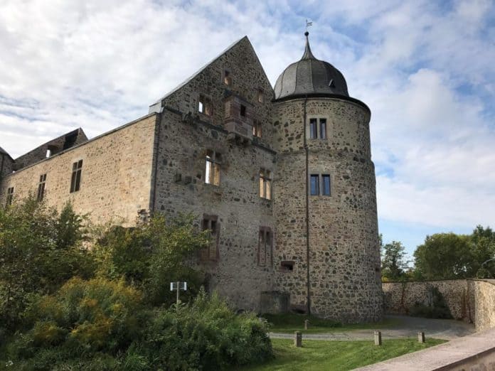 Weserbergland: das einstige Dornröschenschloss, welches ihren Namen durch die Gebrüder Grimm erhielt, ist nun eine Ruine einer Höhenburg im sagenumwobenen Reinhardswald des nordhessischen Landkreises Kassel.