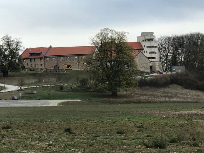 Blick vom Parkplatz auf Burg Scharfenstein