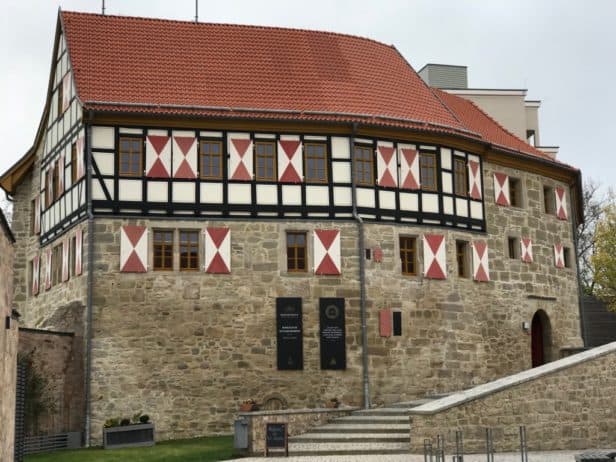 Blick auf Gebäude Whiskywelt Burg Scharfenstein