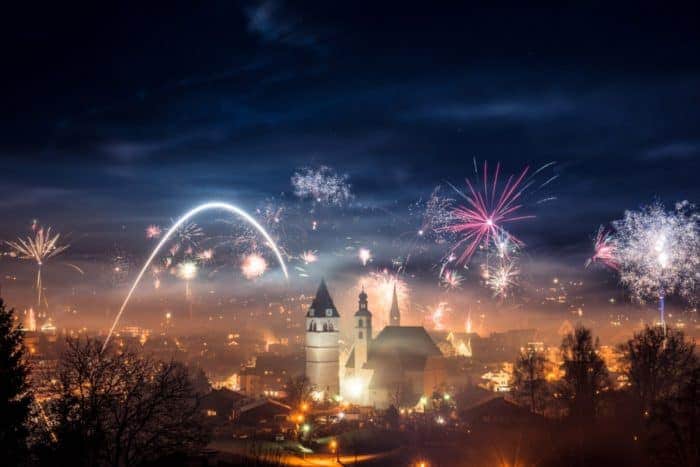 Kitzbühel startet mit großem Feuerwerk und Ski-Show ins neue Jahr