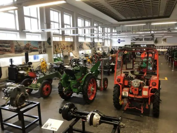 Blick auf die Traktor-Sammlung des Museums