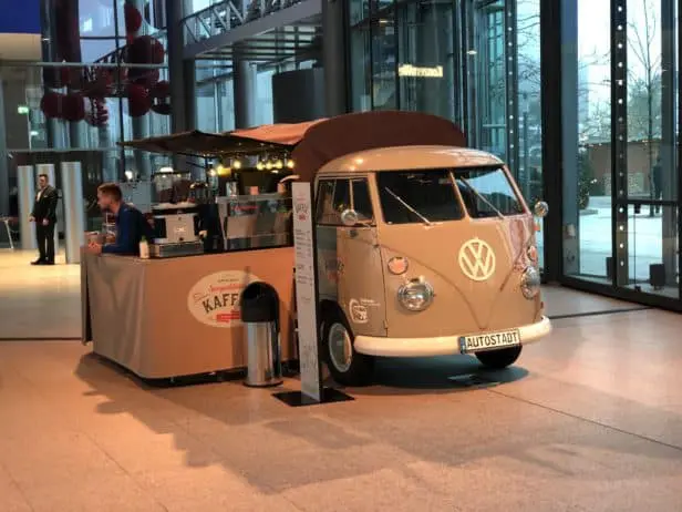 Autostadt Wolfsburg umgebauter VW-Bulli zu einem Cafe
