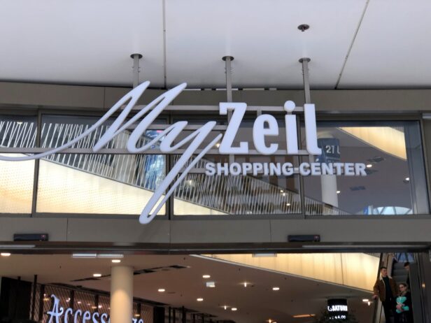Mit hochwertigen Einkaufsmöglichkeiten, Freizeit- und Fitnessangeboten sowie einer Vielzahl gastronomischer Optionen bietet MyZeil ein einzigartiges Einkaufserlebnis auf einer Gesamtverkaufsfläche von ca. 44.000 m². 