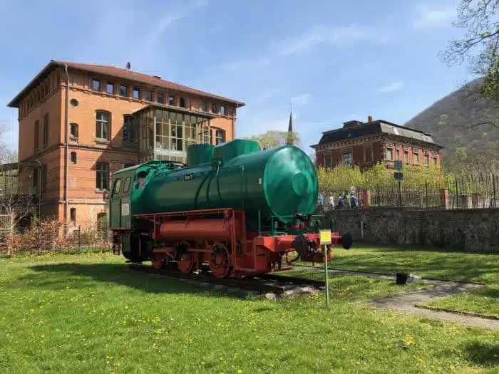 Dampfspeicherlokomotive des ehemaligen Hüttenwerkes vor dem Museum