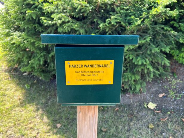 Stempelkasten der Harzer Wandernadel im miniaturenpark Wernigerode
