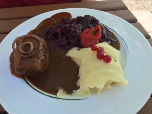 Lecker essen in Bad Harzbrug: Roulade mit Rotkraut