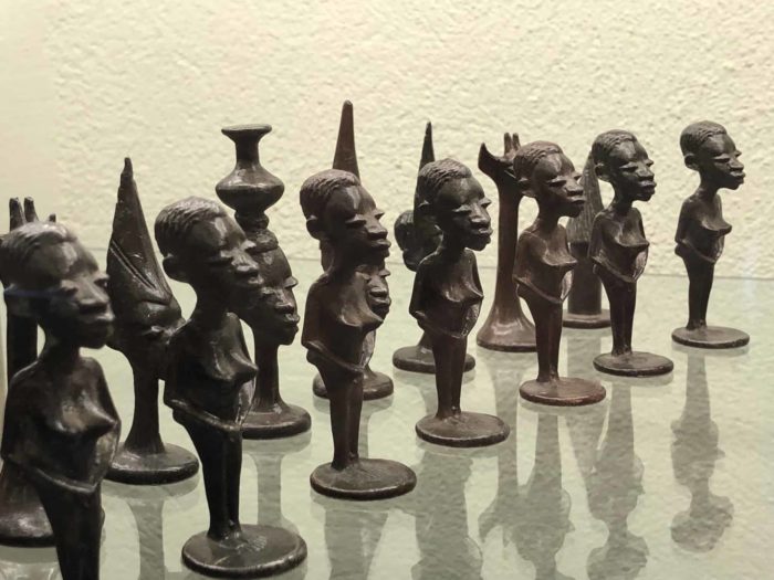 Schachfiguren aus Metall, Makonde-Schnitzereien