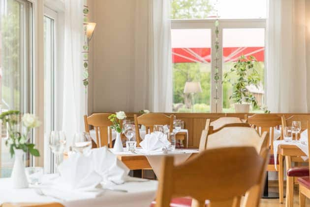 Schön eingdeckter Tisch Restaurant Dorint Parkhotel Siegen