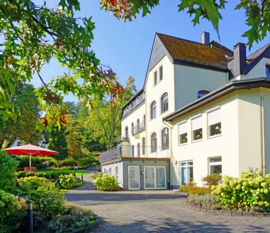 Blick auf das Haupthaus Dorint Parkhotel Siegen