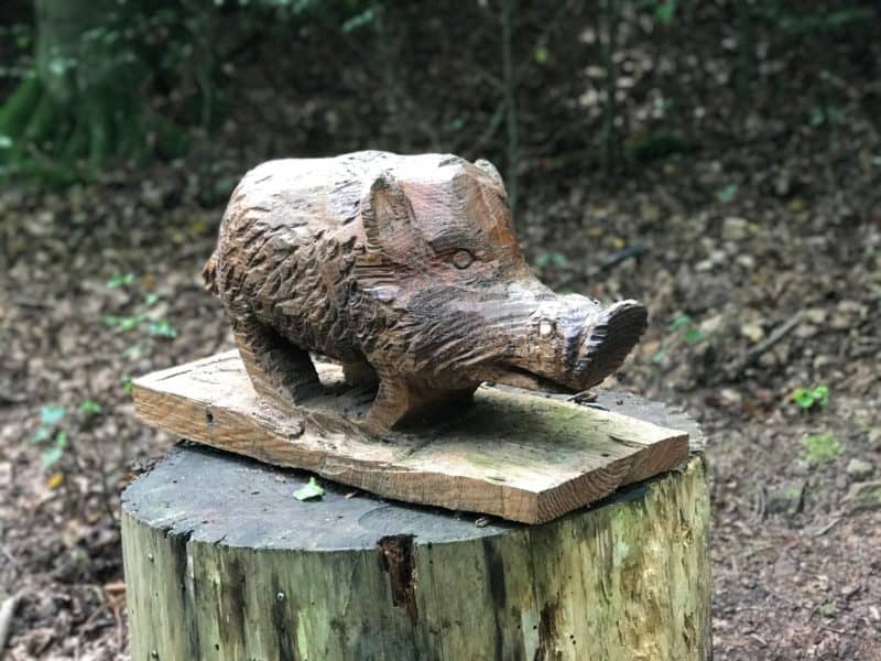 Holzfigur Hinweistafel Eichhörnchen-Pfad