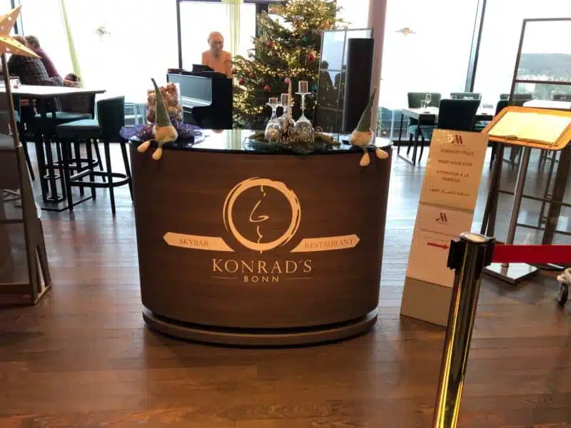 Eingang Konrads Restaurant und SkyBar