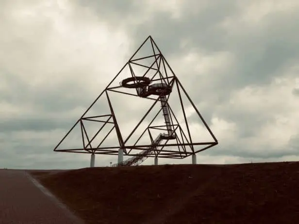 Der Tetraeder, eine begehbare Aussichtsterrasse in Form einer dreiseitigen Pyramide auf der Halde Beckstraße im Bottroper Stadtteil Batenbrock