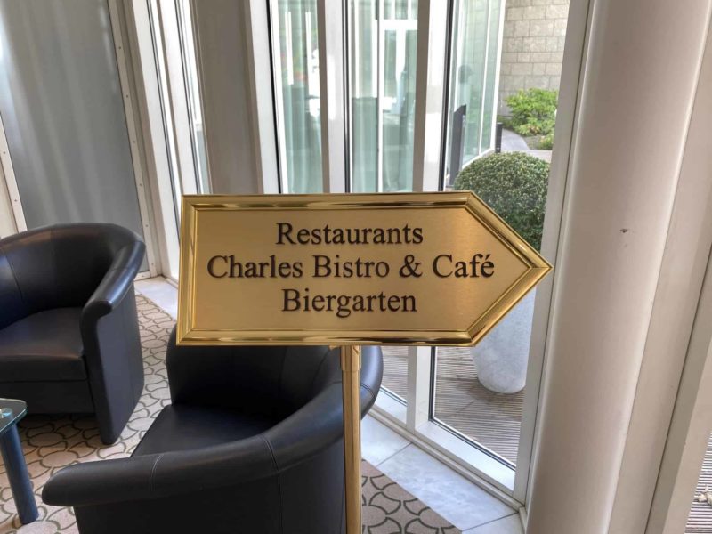 Hinweistafel Charles Bistro & Café
