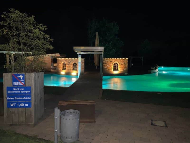 Blick auf den Pool bei Nacht