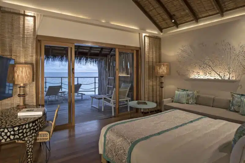 Stilvoll einreichtetets Zimmer im Moofushi Maldives