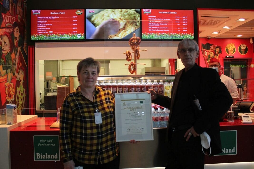 Witty’s organic food mit Bioland Bratwurst am Berliner Flughafen ist Bioland Gold Partner