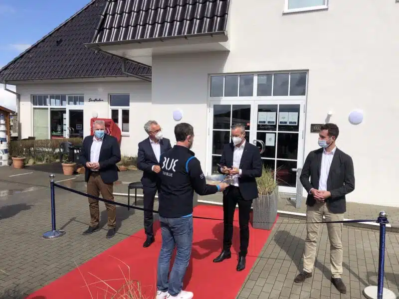 Von links nach rechts: Artur Gerber (Geschäftsführer TUI Blue), Gabor Hnizdo (Hoteldirektor TUI Blue Sylt), Bürgermeister Nikolas Häckel, Jano Martin (Geschäftsführer TUI Blue)