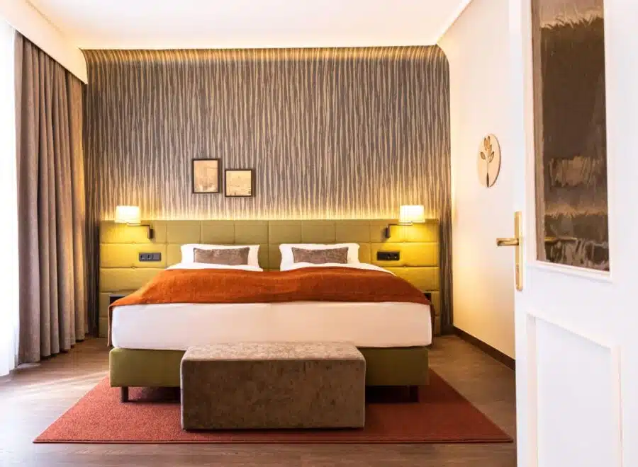 Hochwertige Stoffe in gemütlichen Farben, moderne Muster und historische Akzente machen den gelungenen Stilmix in den renovierten Zimmern des Hotel Essener Hof aus.