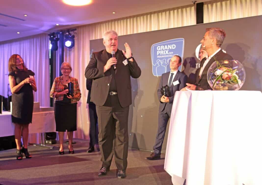 Hoteldirektor Walter Sosul freute sich über die Auszeichnung für das Mercure Tagungs- & Landhotel Krefeld.