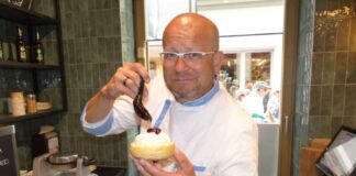 PreGel-Eis-Trainer Christian Schiller (53) zeigt, wie der Dresdner Eis.-Burger aufgebaut ist