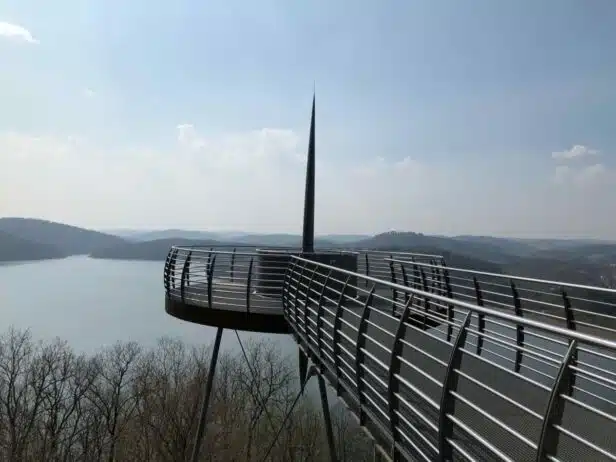 Die Aussichtsplattform "Biggeblick" ragt hoch über den Biggesee. Sie beschert den Besuchern einen unvergleichlichen Ausblick. 