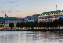 Blick auf das Fairmont Hotel Vier Jahreszeiten in Hamburg