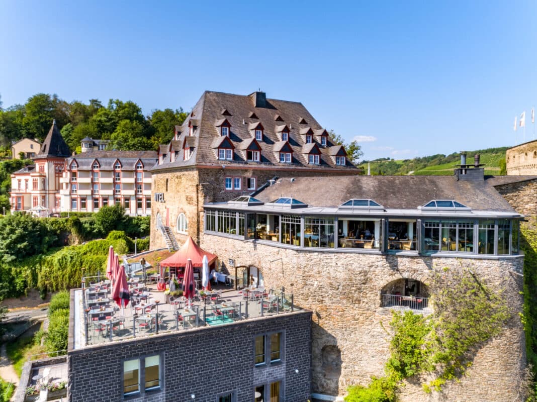 Hotel Schloss Rheinfels mit Außenterrasse