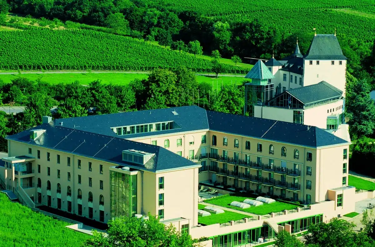 Gesamtansicht Victor's Residenz-Hotel Schloss Berg