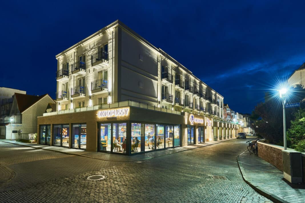 Außenansicht New Wave Hotelr in Norderney mit Restaurant Oktopussy