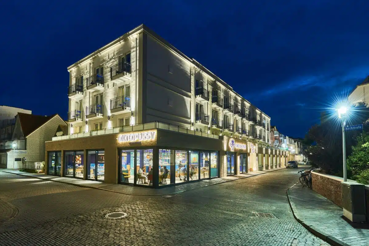 Außenansicht New Wave Hotelr in Norderney mit Restaurant Oktopussy