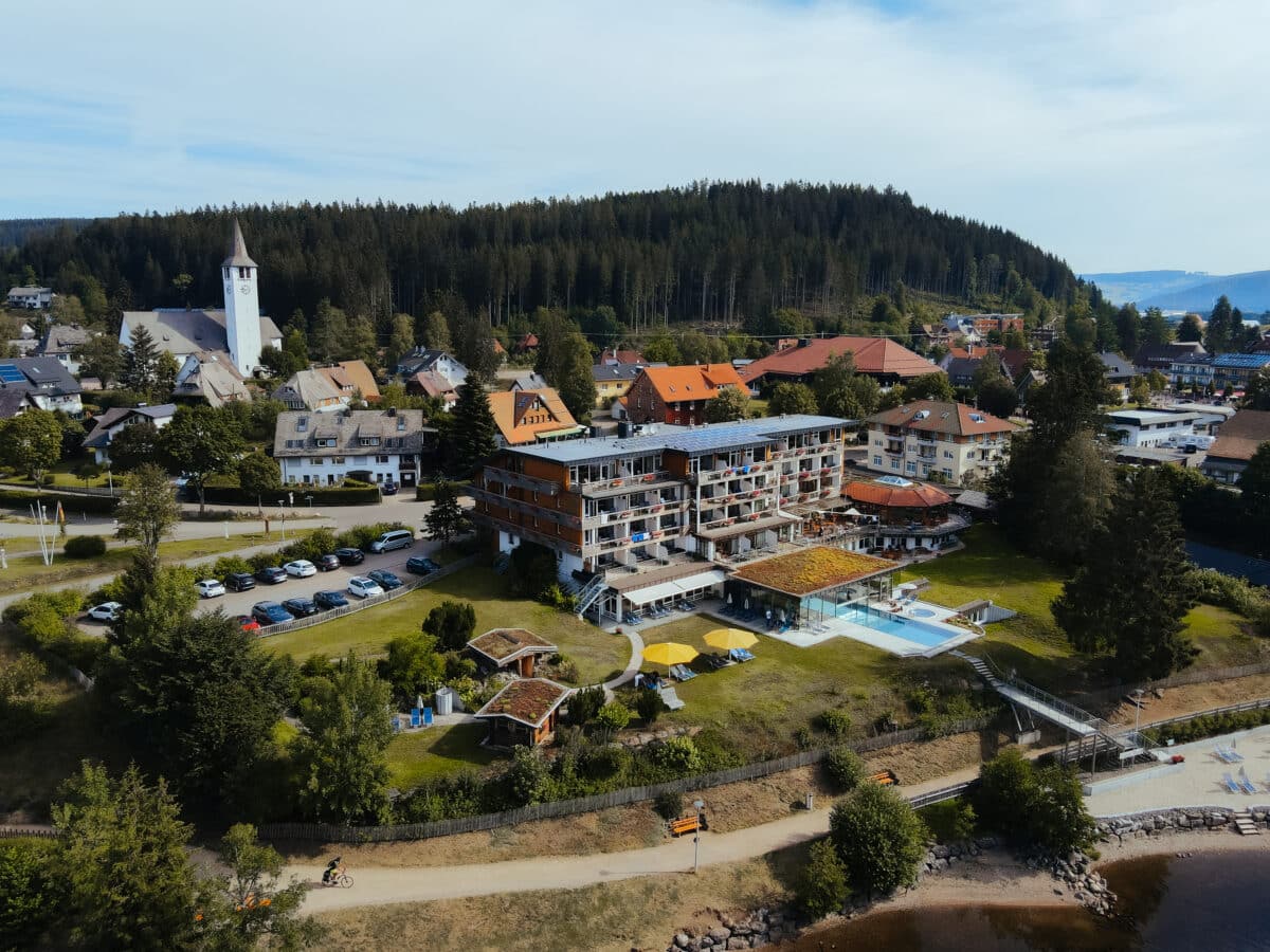 Außenansicht Seehotel Wiesler: am Titisee im Schwarzwald