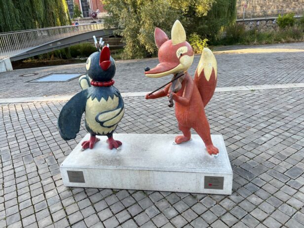 KiKa-Figuren Fuchs und Elster am Theaterplatz