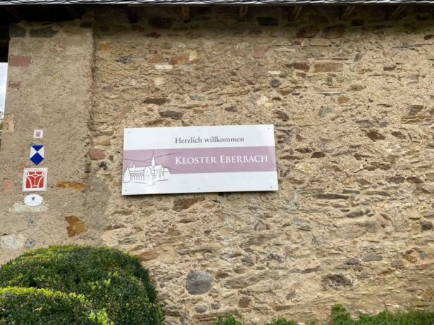 Schild Am Eingang zum Kloster Eberbeach