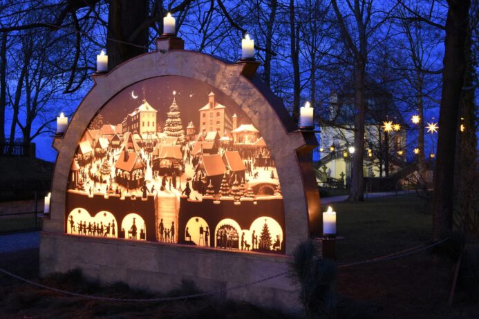 Weihnachtsmarkt Festung Königstein: der Riesenschwibbogen zeigt den Festungsmarkt als Motiv, Bild: Silke Weichelt