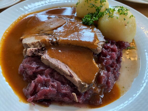 Rinderbraten mit glutenfreier Soße, Klößen und Rotkohl im Restaurant Brockenbauer