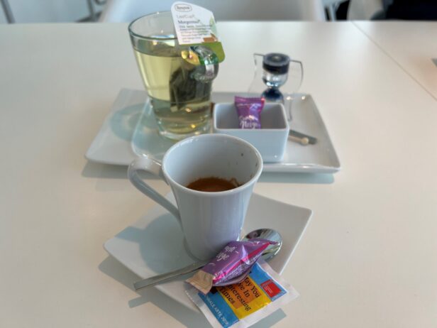 Espresso und Tee im Café Leitz, dekorativ und schön angerichtet