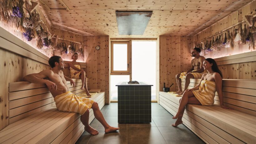 spa alpine swim club wellness sauna moods models frau mann entspannen saunaofen fenster badeschloss bad gastein(1)