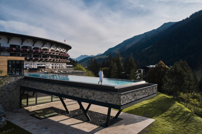 Mitten in den Bergen: Blick auf das Hotel Ifen mit Außenpool im Kleinwalsertal Foto: Arne Nagel