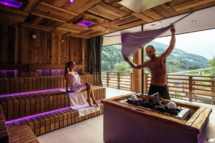 Großzügige Wellness-Oase im Hotel Sonnenalm in Südtirol Foto: Andreus Resorts