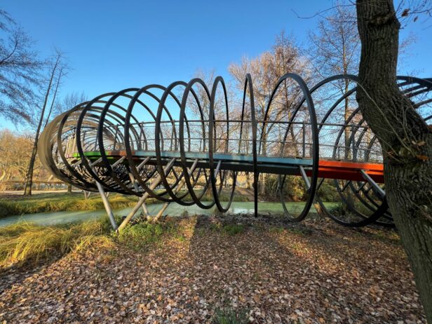Einer ber schönstenn Fotospots in NRW: Die Fußgängerbrücke Slinky Springs to Fame