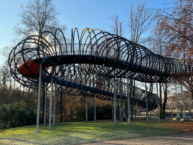 Einer ber schönstenn Fotospots in NRW: Die Fußgängerbrücke Slinky Springs to Fame
