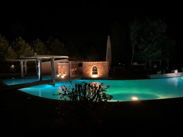 beverland themenhotel pool bei nacht