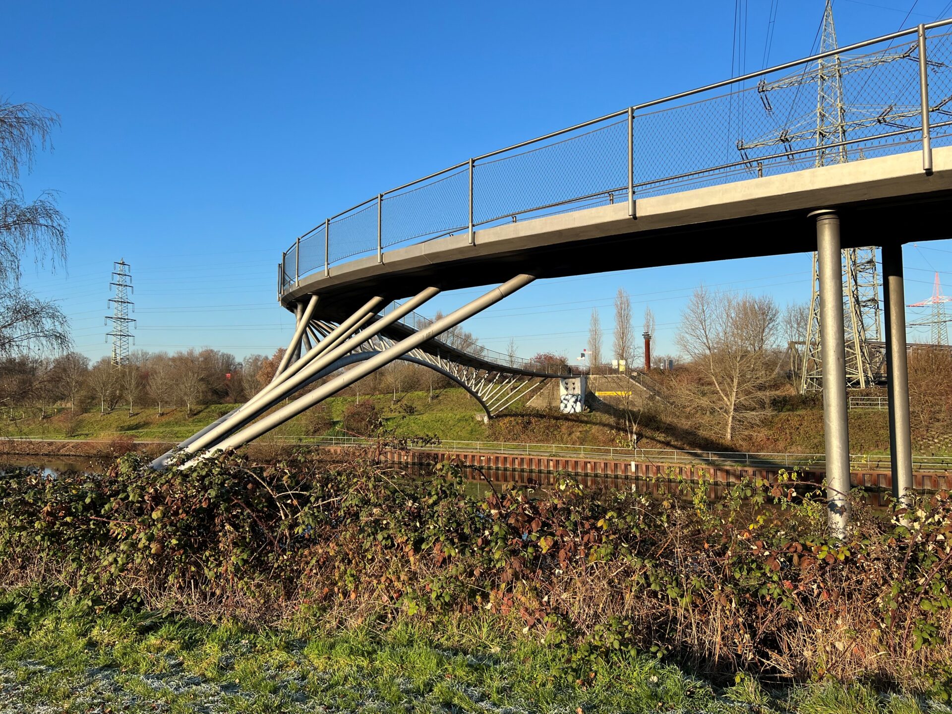Die Bogenbrückenkonstruktion der Fußgängerbrücke Ripshorst ist in jedem Fall ein Foto wert