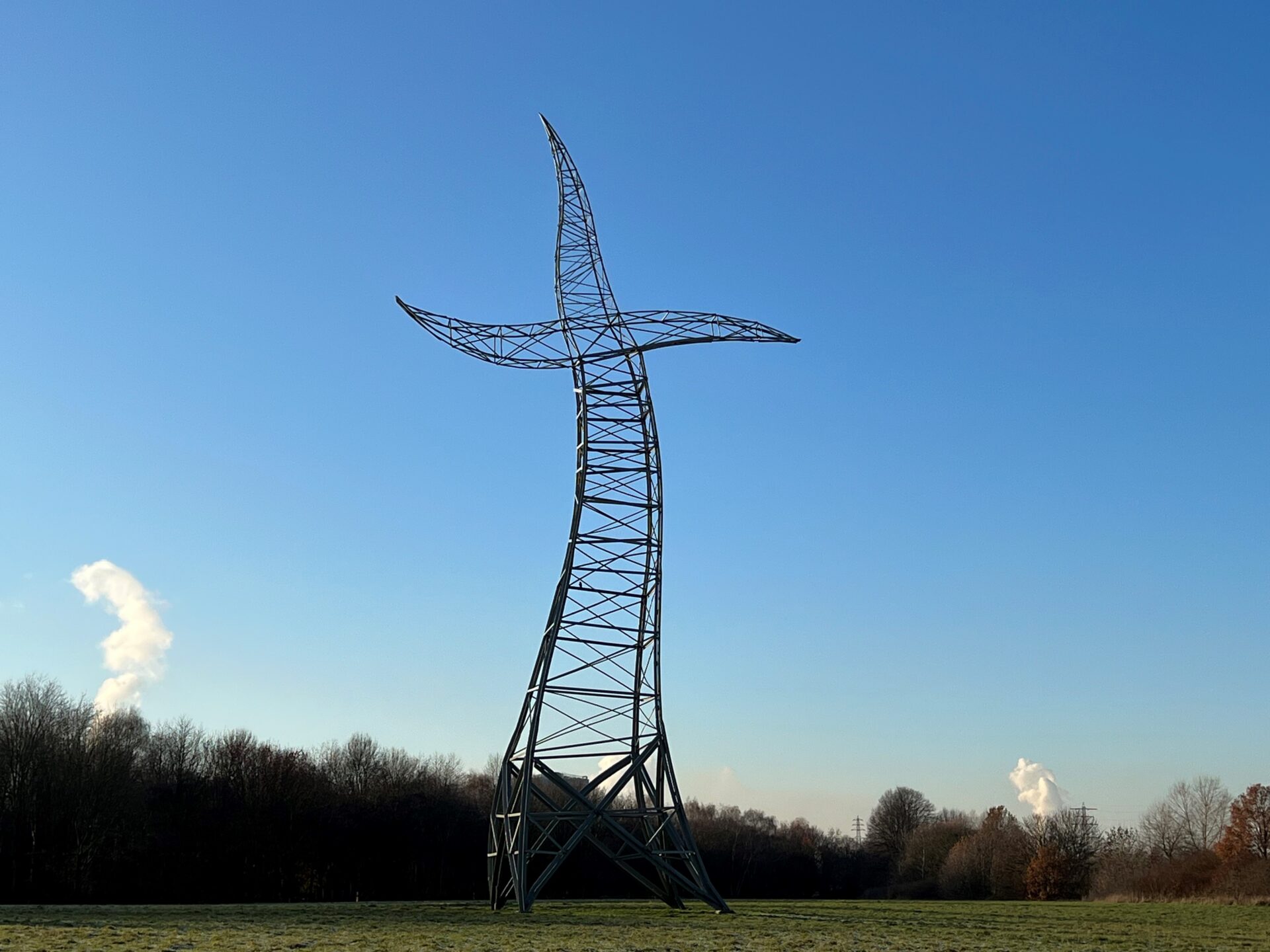 Fotospots in NRW: Der Zauberlehrling (oder Tanzender Strommast) wurde von der Berliner Künstlergruppe Inges Idee anlässlich der Ausstellung Emscherkunst 2013 entworfen.